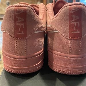 AIR FORCE 1 LV8 SUEDE